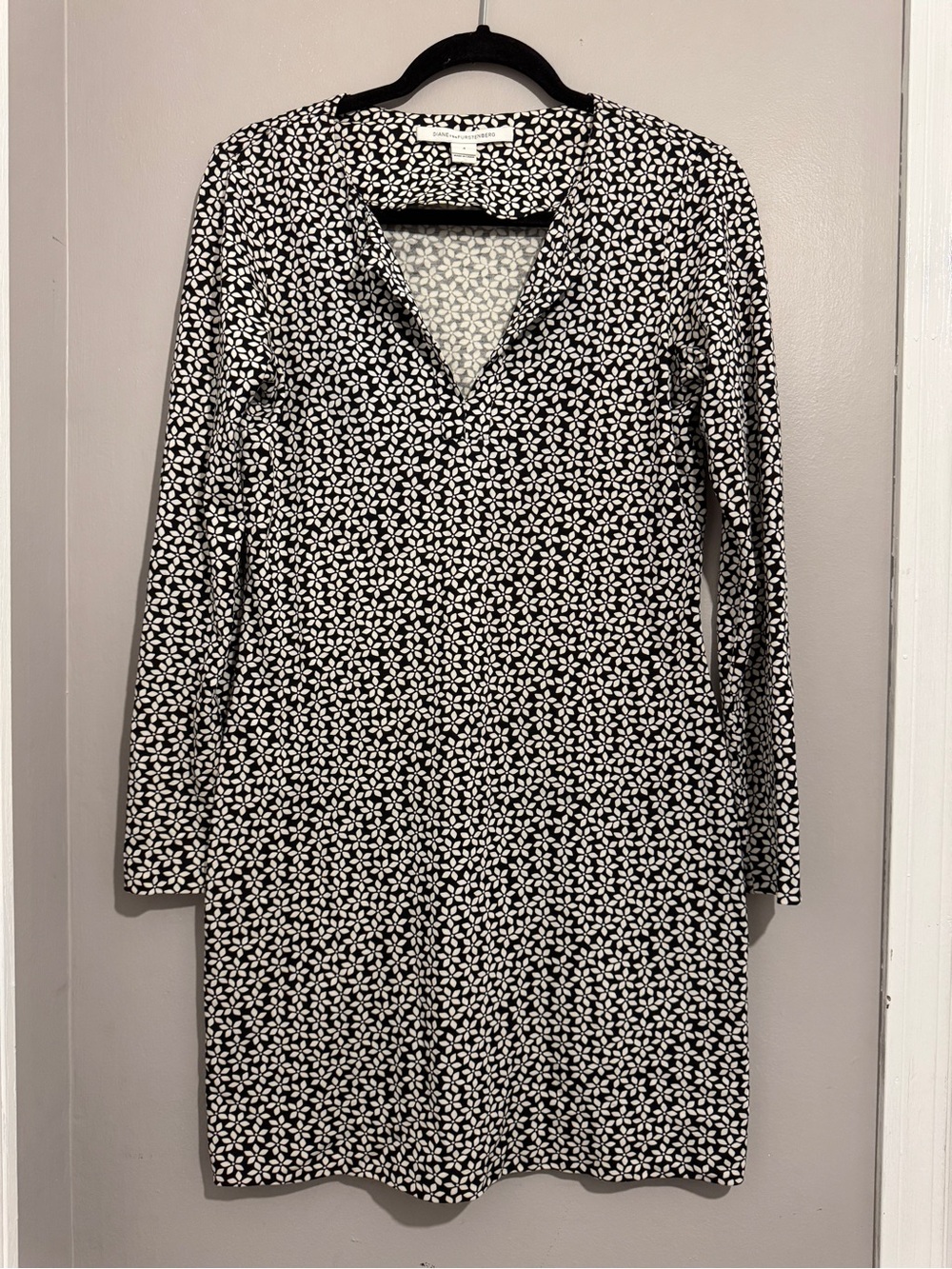 Diane von Furstenburg Black & White Printed Long Sleeve V-Neck Dress